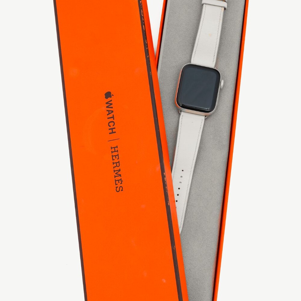 Apple Watch SE with Hermes Blanc Leather Single Tour Band